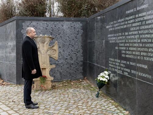 Румен Радев се поклони пред паметта на загиналите под комунистическия ботуш