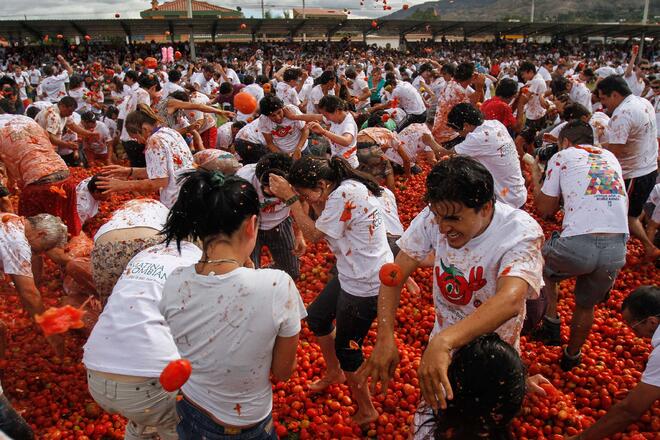 Малки и големи се включиха в ежегодния бой с домати в Колумбия