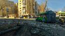 Ракети убиха хора в панелка и уцелиха тролейбус в Киев! Братя Кличко с ВИДЕА от кървавия ад