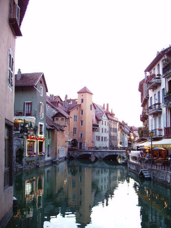 Анси се намира само на 22 км от Женева и ще ви плени с изумителните си малки улички и канали