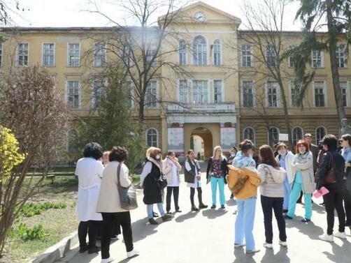 Лекари медицински сестри и санитари излязоха на протест пред Александровска болница предава NOVA Те настояват COVID