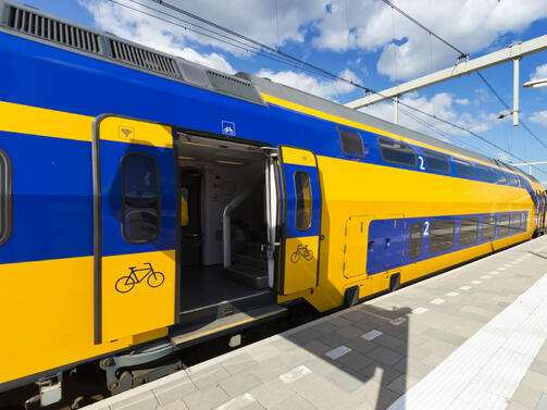 Националният пътнически оператор на Нидерландия NS спря всички влакове заради софтуерна повреда в неделя Това