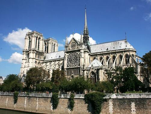 Три години след опустошителния пожар парижката катедрала Нотр Дам възвърна първоначалната си белота благодарение