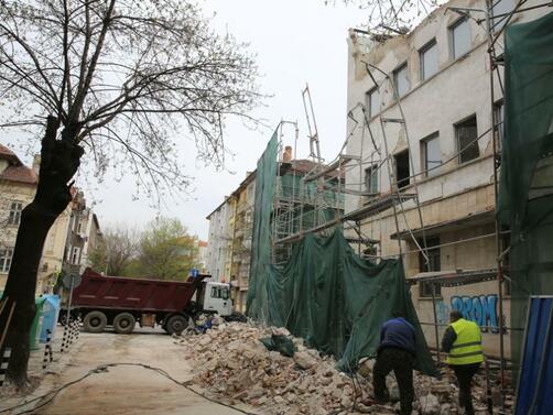 Част от фасада на сграда рухна в центъра на София.