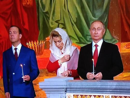 Президентът на Русия Владимир Путин присъства на Великденска служба отслужена от Руската православна