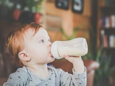 В САЩ се борят с остър недостиг на адаптирано мляко за бебета