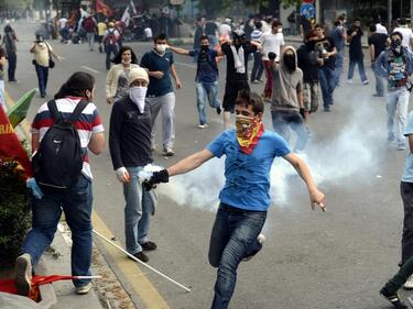 Полицай стана четвъртата жертва на протестите в Истанбул