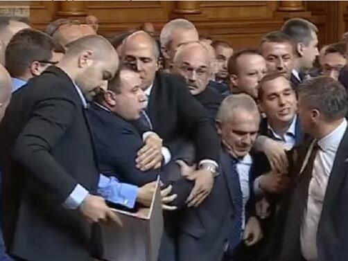 Истински резил и бой в пленарната зала на българския парламент Представители на