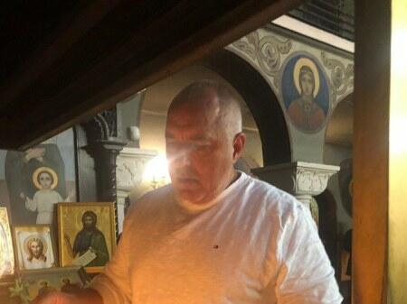 Лидерът на ГЕРБ Бойко Борисов посети Дивотинския манатастир Св Троица където запали свещи