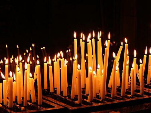 Църковните свещи поскъпнаха двойно Най популярната от 40 стотинки вече се