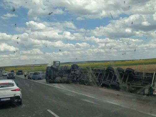 Внимание Катастрофа с тежкотоварен автомобил на километър 269 край Нова Загора