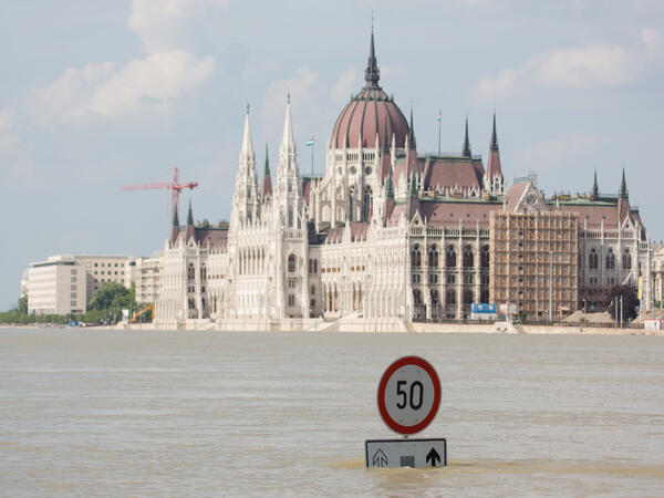 Външно: Внимавайте с пътуванията към наводнена Унгария