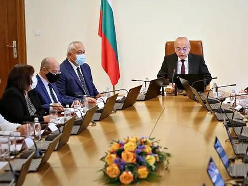 Служебният кабинет се събра на първо заседание Премиерът Гълъб Донев
