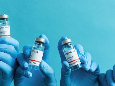 Здравните власти обявиха реда и препоръките за адаптираните COVID ваксини
