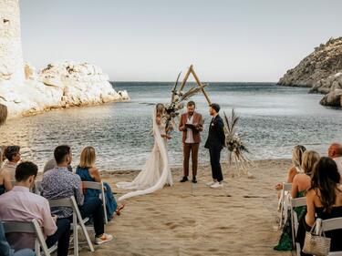 Нова мода: Вадят торби с пари, за да се оженят на гръцките острови