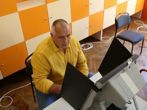 Лидерът на ГЕРБ Бойко Борисов гласува в Банкя както обикновено
