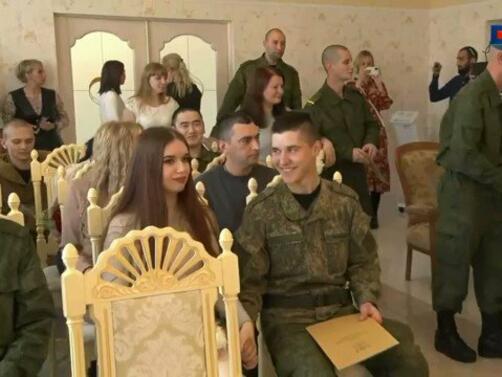 Масова сватба се проведе в Санкт Петербург заради мобилизацията в