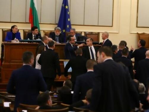 Скандал между депутати от БСП за България и Възраждане почти