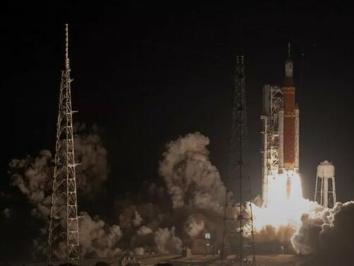 НАСА успя да изстреля най-новата си свръхтежка ракета SLS за