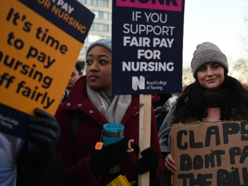 Десетки хиляди медицински сестри във Великобритания провеждат безпрецедентна 24 часова стачка