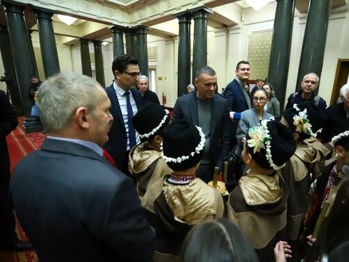 Коледарчета от столични училища посетиха парламента и пожелаха на депутатите