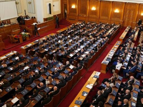 Народното събрание продължава с обсъждането на второ четене на преходните