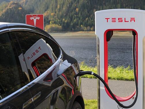 Американският производител на електромобили Тесла Tesla изтегля от движение близо