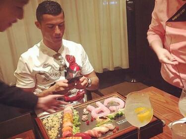 Роналдо дава заплата на готвач, който да му прави суши