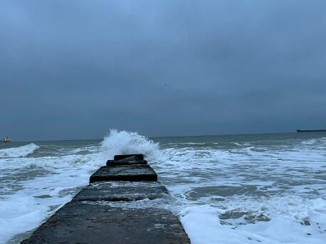 Силният вятър във Варна вдигна огромни вълни Те дори прехвърлиха