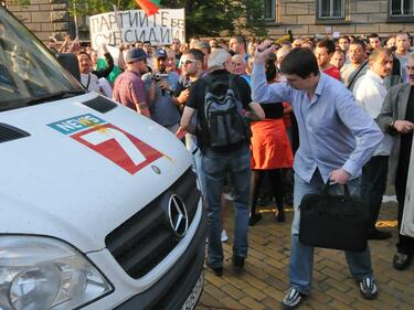 Протестиращи нападнаха журналисти от TV7