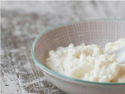 Кефирът и киселото мляко са много сходни  Докато киселото мляко обикновено е по гъсто