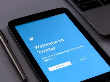 „Туитър“ е заплаши корпорацията „Мета“ със съд