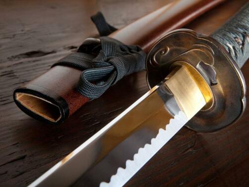 Самотен баща уби 13 годишния си син със самурайски меч заради