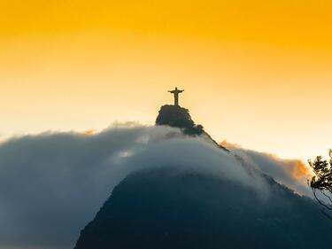 Статуята на Христос в Рио де Жанейро светва в цветовете на националния флаг
