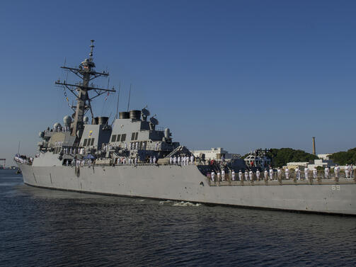 Китайските военни твърдят че американски военен кораб е навлязъл незаконно в