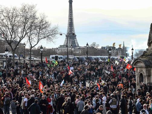 Полиция и протестиращи се сблъскаха в Париж по време на