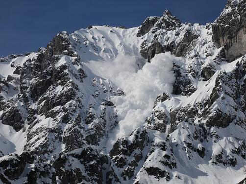 Повишен риск от лавини в планините заради натрупалия нов сняг  