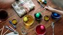 Как да използвате естествени продукти за боядисване на яйца за Великден