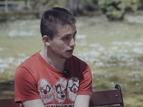 20 годишният Денислав който бе поставен в ролята на куче в