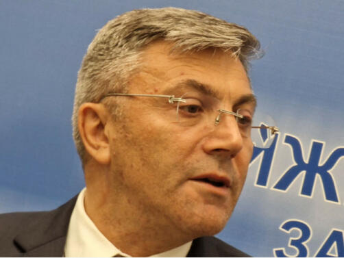 Лидерът на ДПС Мустафа Карадайъ коментира че наблюдават разговорите в