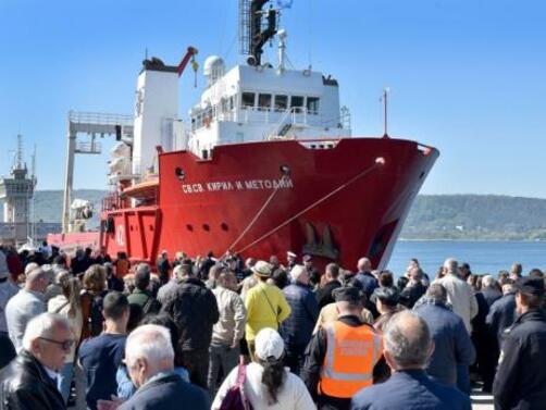 За първи път български научноизследователски кораб достига до Ледения континент