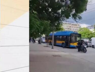 Агресия на пътя: Моторист потроши врата на тролей в центъра на София