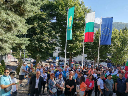 Над 100 недоволни от управлението на община Карлово се събраха