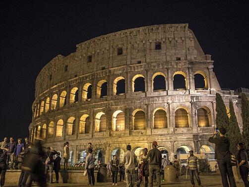 Туристът  издълбал името си и това на приятелката си на Колизеума в Рим е