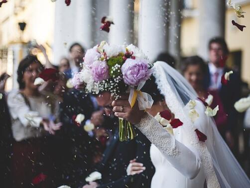 Видеооператор остави десетки младоженци  без кадри и снимки от сватбите