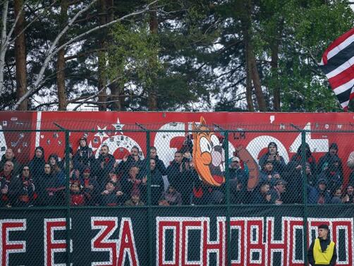Феновете на Локомотив (София) очаквано изразиха недоволството си от срамната