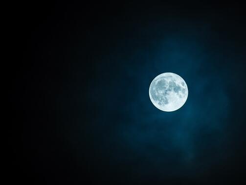 Синята Луна се счита за уникално и много мощно събитие.