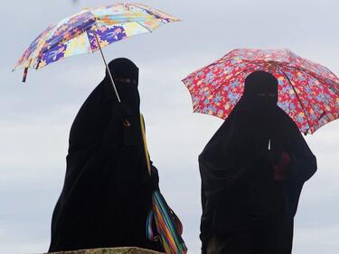 Талибаните: Жените губят стойността си, ако мъжете могат да виждат лицата им