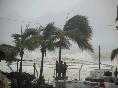 Ураганът Лидия връхлетя тихоокеанското крайбрежие на Мексико като стихия от