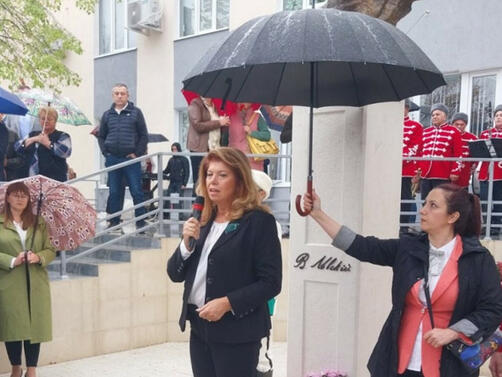 Деня на будителите вицепрезидентът Илияна Йотова откри паметник на Васил